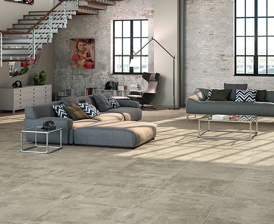 Μοντέρνο σαλόνι μετά από ανακαίνιση σπιτιού με σύγχρονο σχεδιασμό