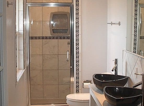 Ανακαίνιση μικρού μπάνιου με ντουζιέρα και διπλό νιπτήρα