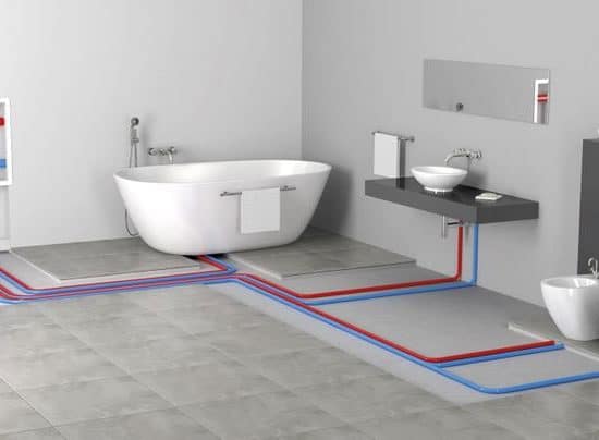 Σχηματική απεικόνιση υδραυλικής εγκατάστασης μπάνιου με σωληνώσεις ύδρευσης και αποχέτευσης