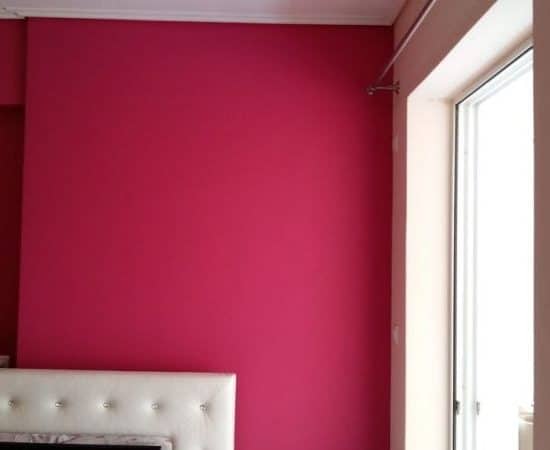 Βάψιμο εσωτερικού τοίχου σε απόχρωση μπορντό σε υπνοδωμάτιο