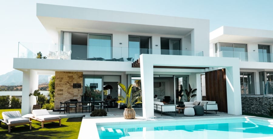 Λευκό σύγχρονο σπίτι με πισίνα