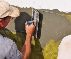 Εφαρμογή εξωτερικής θερμομόνωσης σε τοίχο με πλέγμα και κονίαμα