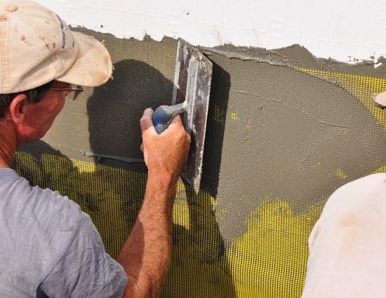 Εφαρμογή εξωτερικής θερμομόνωσης σε τοίχο με πλέγμα και κονίαμα