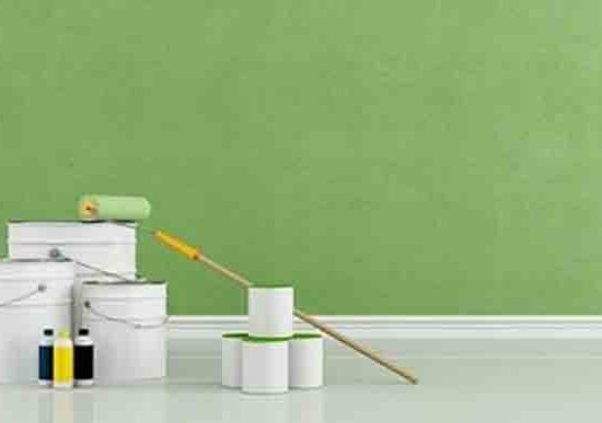 Προετοιμασία για βάψιμο σπιτιού με πράσινο χρώμα τοίχου