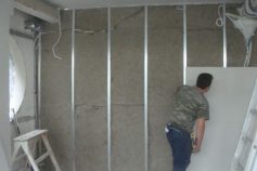 Τοποθέτηση γυψοσανίδας σε μεταλλικό σκελετό εσωτερικού χώρου