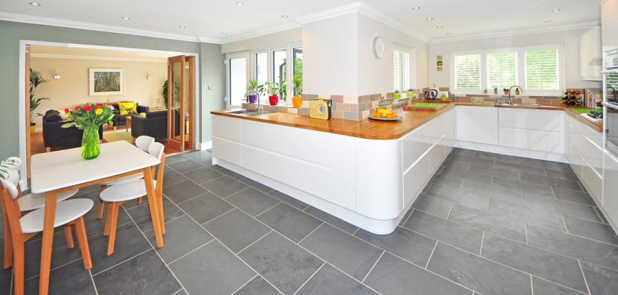 Χώρος κουζίνας με δάπεδο από πλακάκια