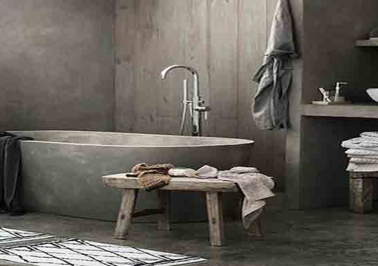 Μοντέρνο μπάνιο με πατητή τσιμεντοκονία και ελεύθερη μπανιέρα