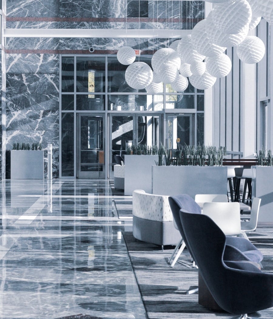 Χώρος επιχείρισης με πλακάκια από γρανίτη και καθρέπτη στο ταβάνι