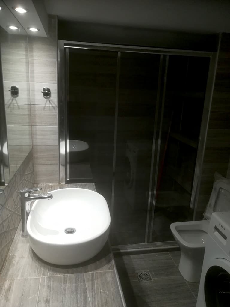 Χτιστός πάγκος μπάνιου, νιπτήρας Μοντέρνο μπάνιο με χτιστό πάγκο, επιτραπέζιο νιπτήρα και καμπίνα ντους