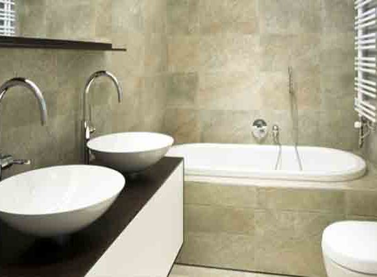 Μοντέρνα ανακαίνιση μπάνιου με διπλό νιπτήρα και μπανιέρα