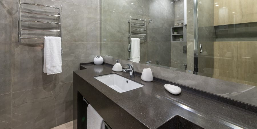 Μπάνιο με στοιχεία από γρανίτη και μεγάλο καθρέπτη