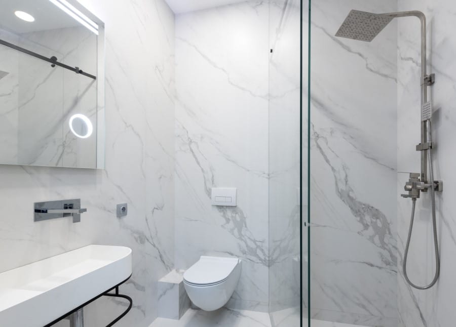 Μπάνιο με κρεμαστή λεκάνη, ντουζιέρα και νιπτήρα με μεγάλο καθρέφτη