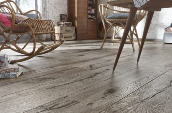Laminate πάτωμα σε καθιστικό με ξύλινη όψη