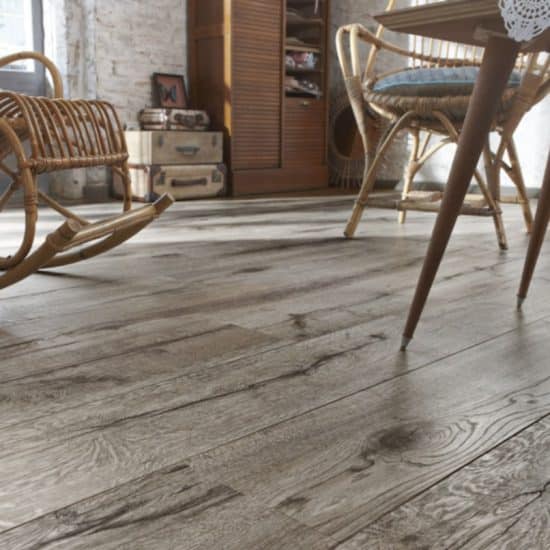 Laminate πάτωμα σε καθιστικό με ξύλινη όψη