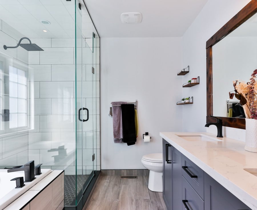 Μεγάλο μπάνιο με ντουζιέρα και πάγκο