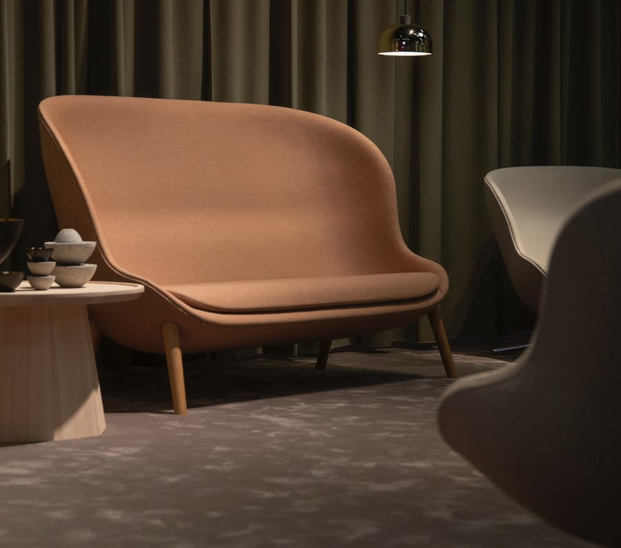 Καφέ καναπές με μεγάλη πλάτη