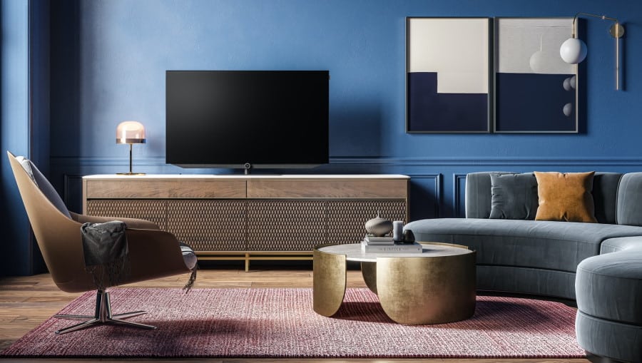 Σαλόνι με καναπέ, πολυθρόνα, μπλε τοίχο και τηλεόραση