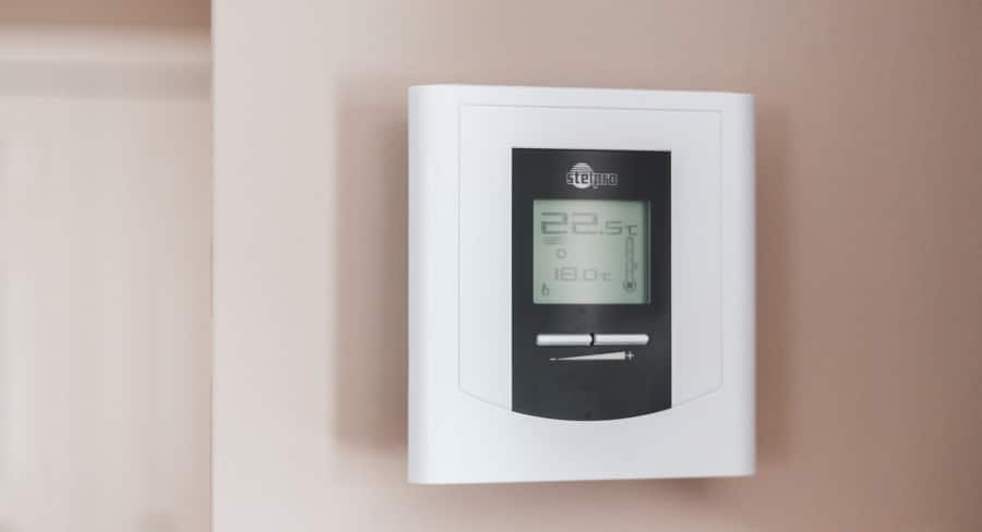 Ψηφιακός θερμοστάτης επάνω σε τοίχο