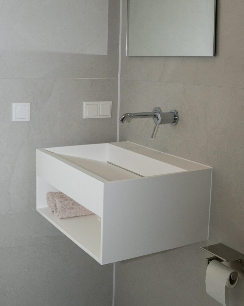 Κρεμαστός νιπτήρας μπάνιου σε minimal σχεδιασμό με εντοιχισμένη μπαταρία