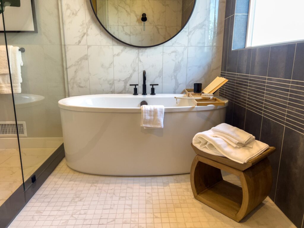 Μοντέρνο μπάνιο με ελεύθερη μπανιέρα και marble look πλακάκια