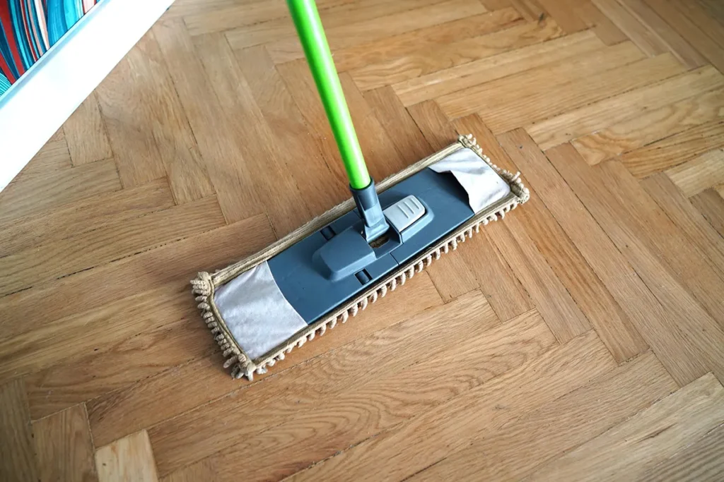 απαλό σφουγγάρισμα σε ξύλινο πάτωμα παρκέ