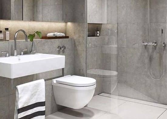 Ανακαίνιση μπάνιου με walk-in ντουζ και μοντέρνα είδη υγιεινής