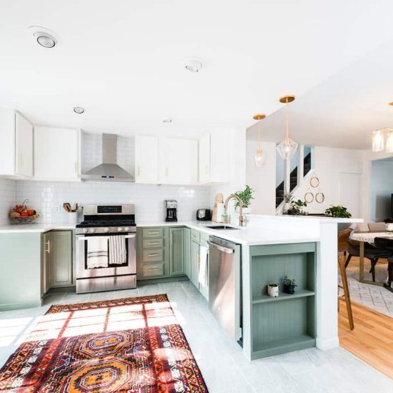 Ανακαίνιση σπιτιού με ενιαία κουζίνα και σαλόνι σε μοντέρνο φωτεινό χώρο