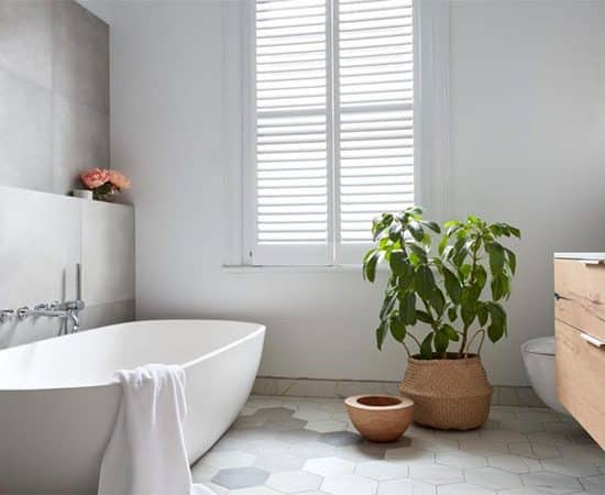 Μοντέρνο μπάνιο με ελεύθερη μπανιέρα και ξύλινο έπιπλο