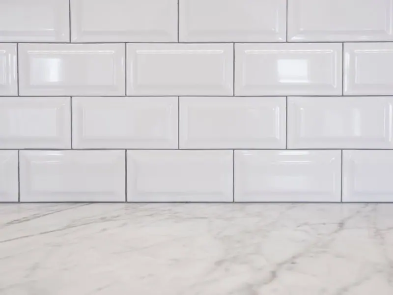 Πλακάκια κουζίνας λευκά τύπου subway με πάγκο μαρμάρου σε ανακαίνιση κουζίνας