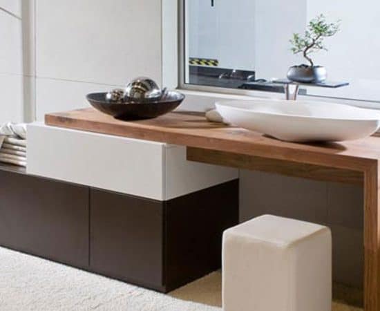 Μοντέρνο έπιπλο μπάνιου με ξύλινο πάγκο και λευκό νιπτήρα