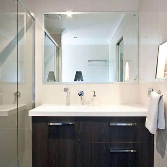 Βελτιώστε τη διαρρύθμιση μικρού μπάνιου με αυτά τα απλά κόλπα