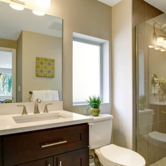 Ιδέα για ανακαίνιση μπάνιου με ντουζιέρα και φυσικές αποχρώσεις