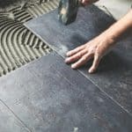 Πόσο απλή είναι τελικά η τοποθέτηση πλακιδίων; Δείτε τι απαιτεί μόνο η προετοιμασία