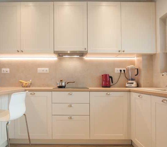 Αλλαγή πάγκου σε μια ανακαίνιση κουζίνας