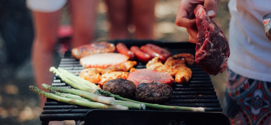Σχάρα με κρέατα και λαχανικά επάνω - μπάρμπεκιου