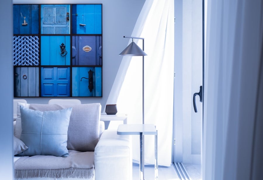 Σαλόνι με καναπέ που το βλέπει ο ήλιος