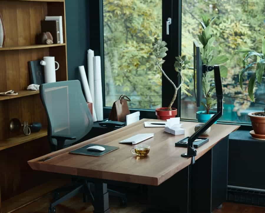 Γραφείο σε σπίτι δίπλα σε παράθυρο