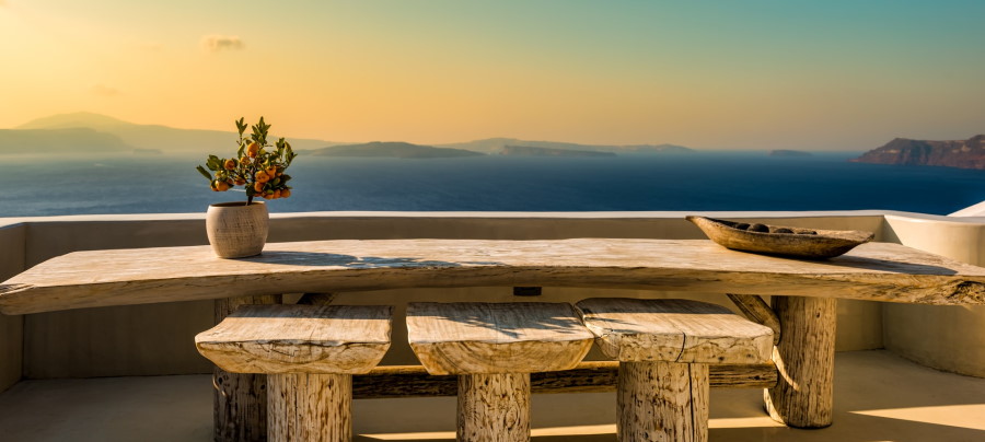 Τραπέζι και σκαμπό σε μπαλκόνι που βλέπει θάλασσα