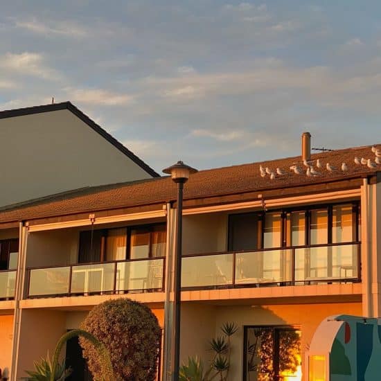 Παραθαλάσσιο σπίτι με μπαλκόνια κατά το ηλιοβασίλεμα