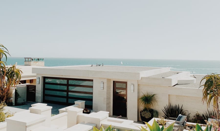 Σπίτι με φόντο την θάλασσα