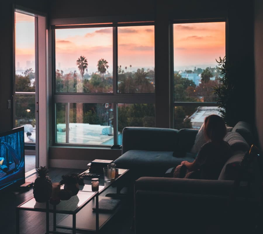 Σκοτεινό δωμάτιο με θέα έξω από μεγάλα παράθυρα