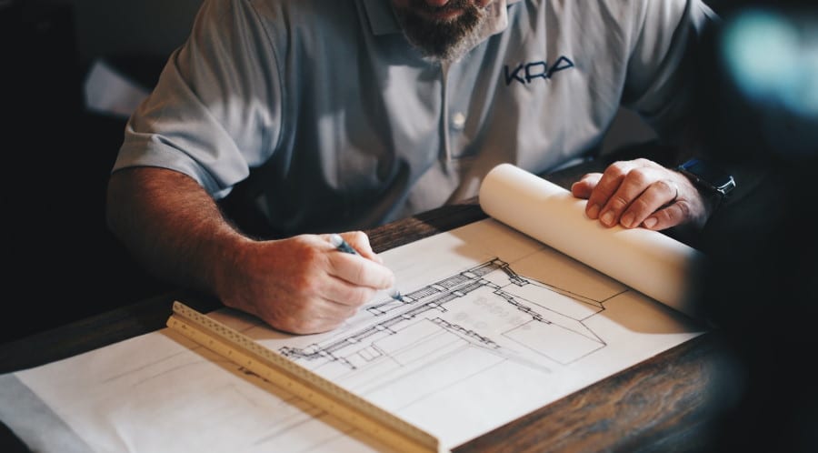 Άνδρας φτιάχνει αρχιτεκτονικό σχέδιο σπιτιού