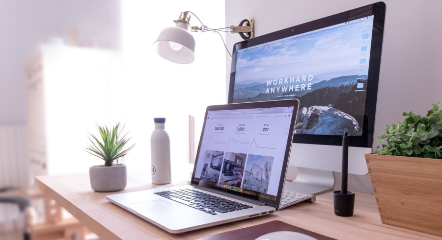 Δύο υπολογιστές και φυτά επάνω σε γραφείο στο σπίτι