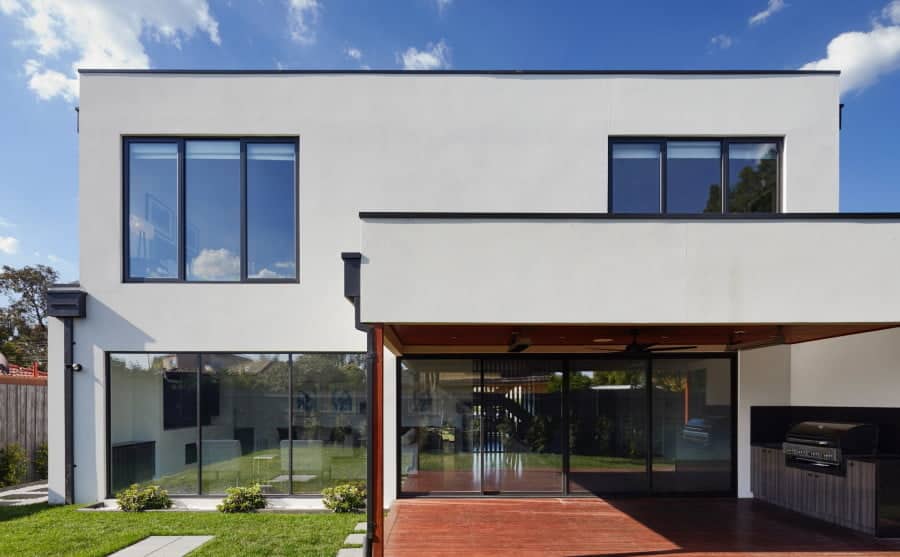 Μοντέρνο σπίτι με μεγάλες μπαλκονόπορτες και παράθυρα