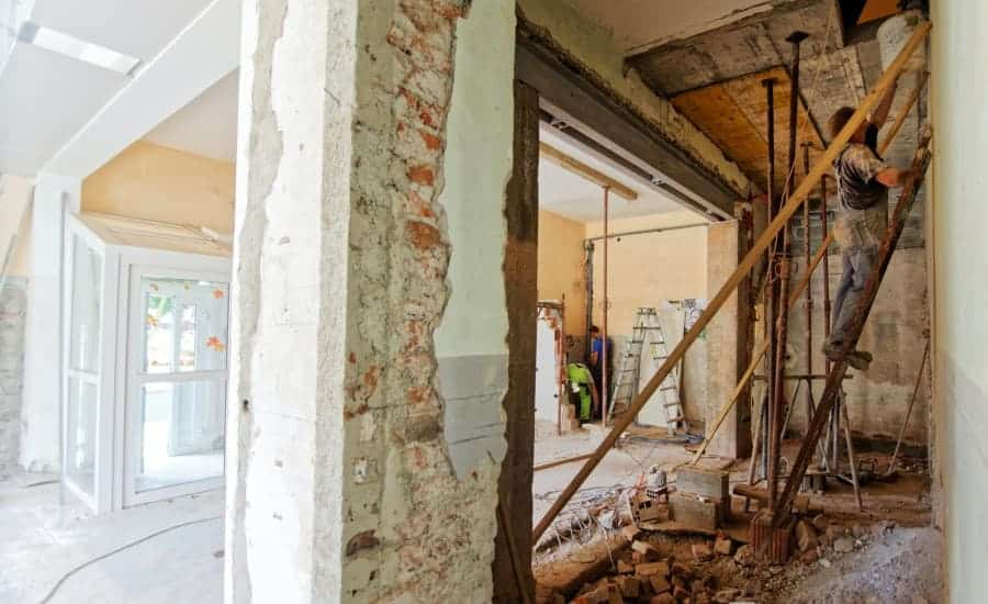 Αποξήλωση επιφανειών σπιτιού από εργάτες για την προετοιμασία ανακαίνισης