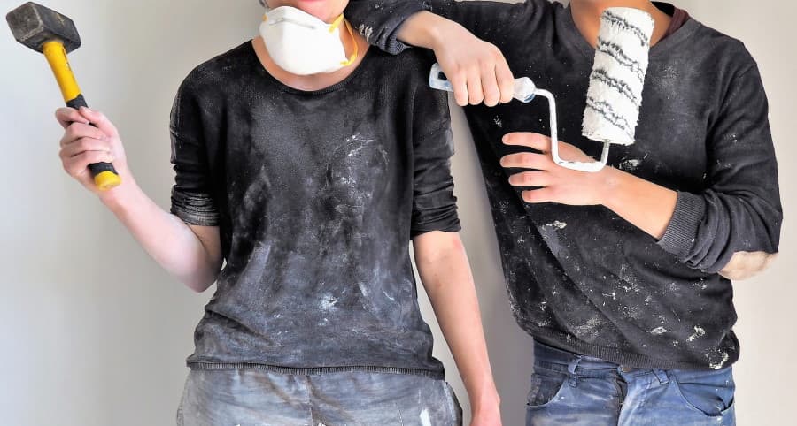 Άνδρας και γυναίκα με λερωμένα ρούχα