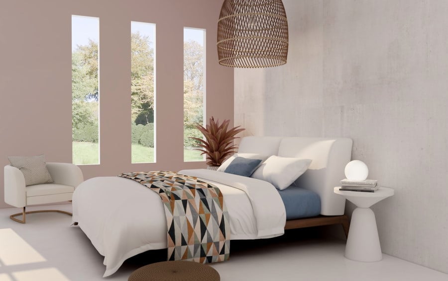 Κρεβατοκάμαρα με ανοιχτόχρωμους τοίχους και κρεβάτι