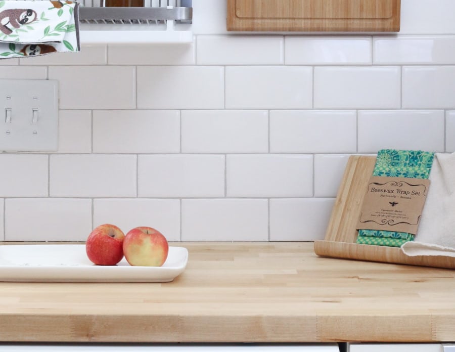 Ξύλινος πάγκος κουζίνας ανοιχτού καφέ χρώματος