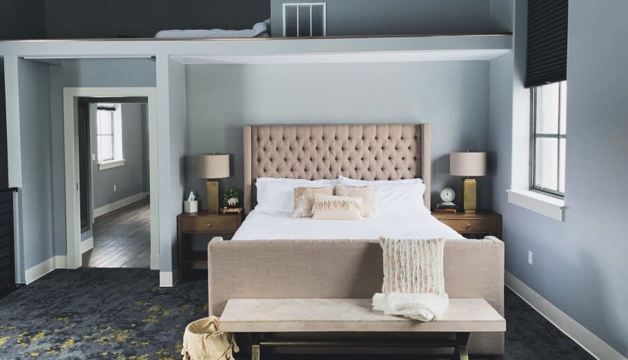 Κρεβατοκάμαρα με άνω αποθηκευτικό χώρο