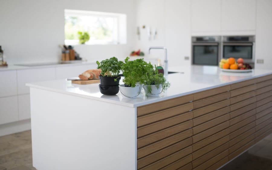 Χώρος κουζίνας με λευκή νησίδα